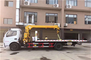 长桥附近汽车轮胎更换